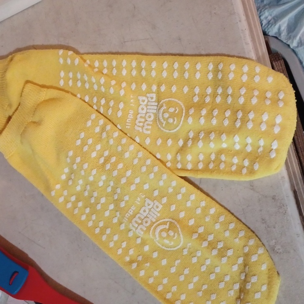 Pillow Paws yellow slipper socks size 3xl
